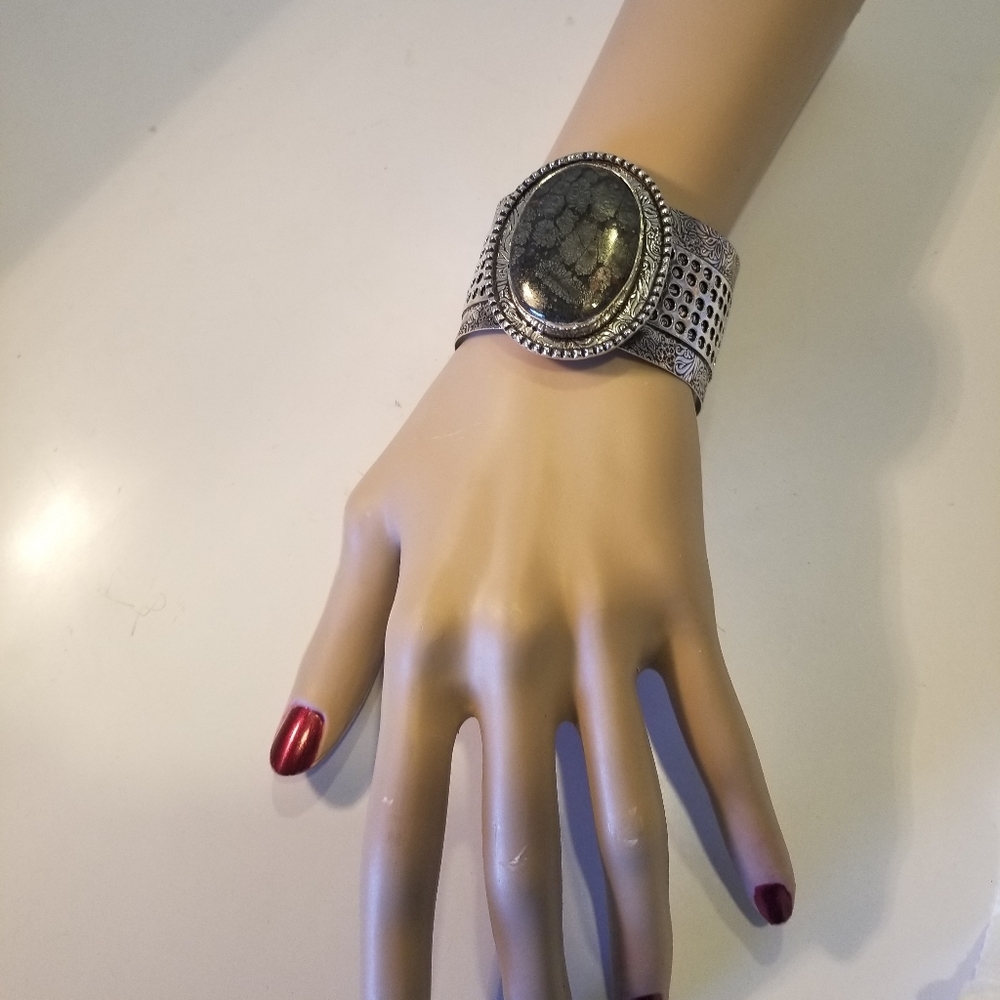 ELEGANT BRACELET NWOT
